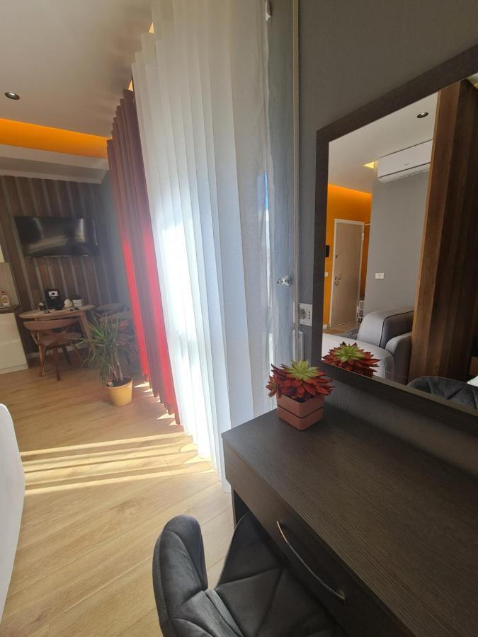 Sunny Apartment - Blloku Tirana, Near Lake Zewnętrze zdjęcie