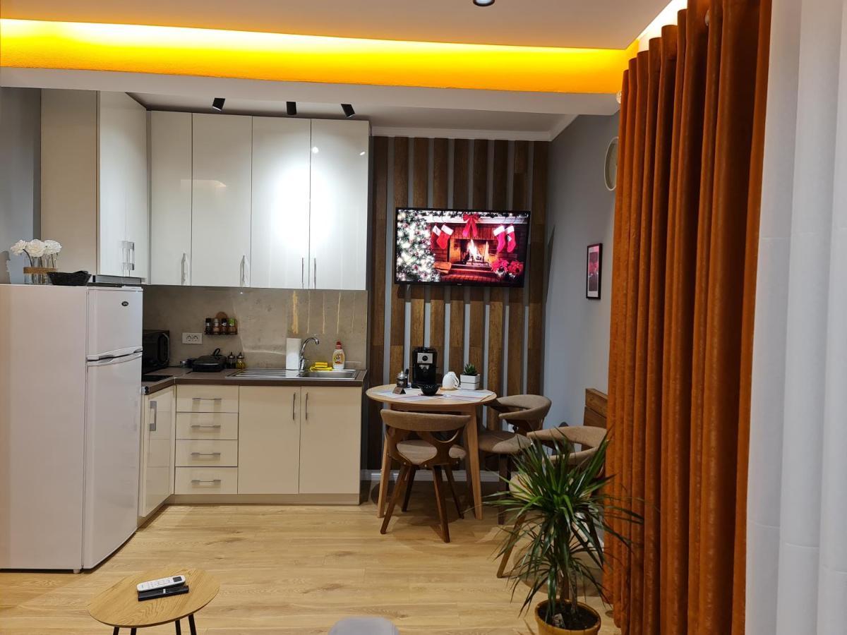 Sunny Apartment - Blloku Tirana, Near Lake Zewnętrze zdjęcie